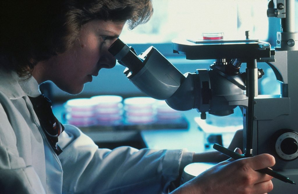 Decesul actorului american James Van Der Beek scoate în prim-plan o problemă din ce în ce mai alarmantă: creșterea semnificativă a cazurilor de cancer colorectal, în special în rândul persoanelor sub 50 de ani