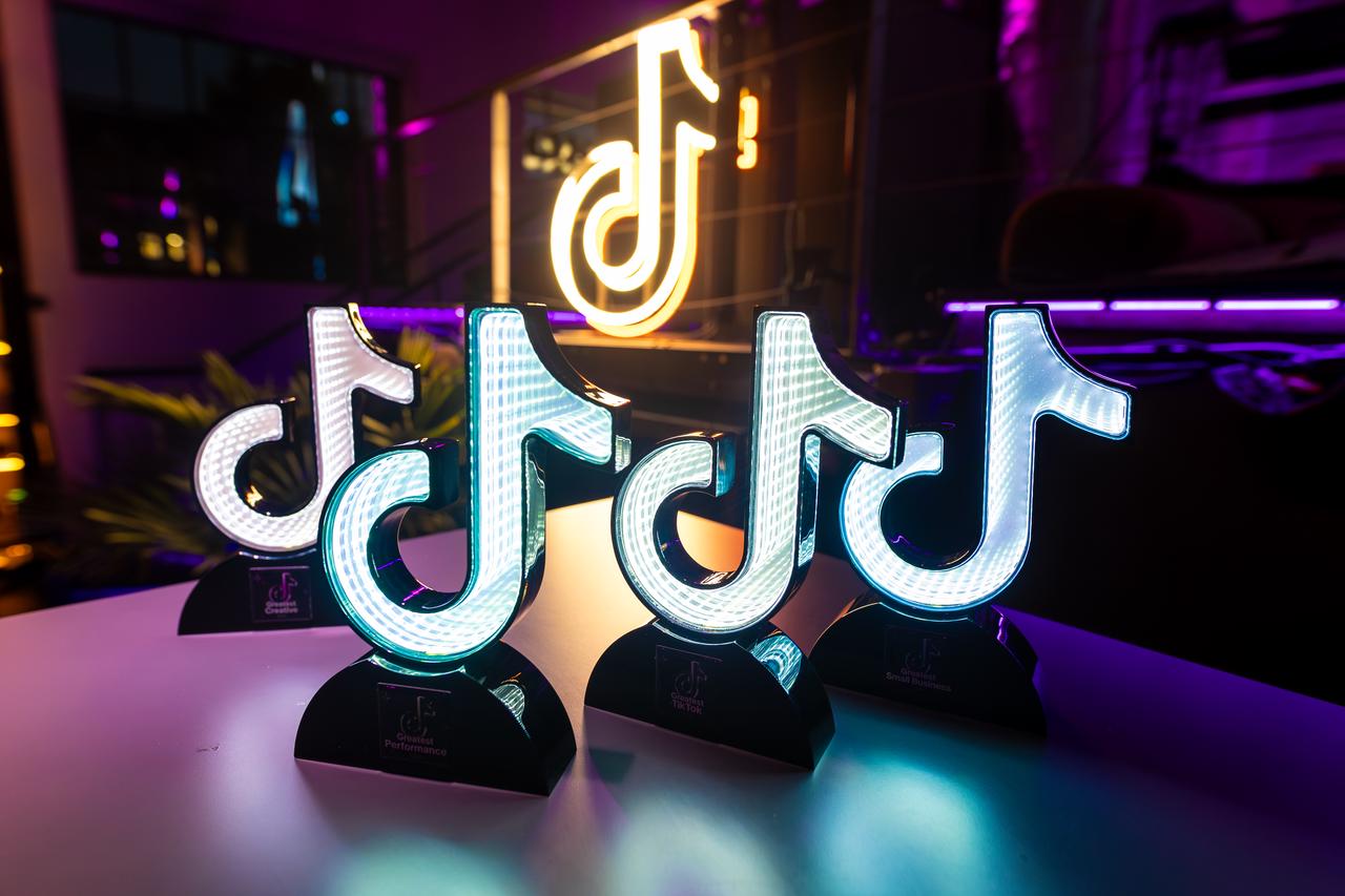 TikTok sub lumina reflectoarelor: anchetă europeană suspectează platforma de promovarea comportamentelor adictive Autoritățile europene au demarat o investigație amplă asupra TikTok, cea mai populară aplicație de social media destinată în special tinerilor, acuzată că utilizează funcții care pot crea dependență