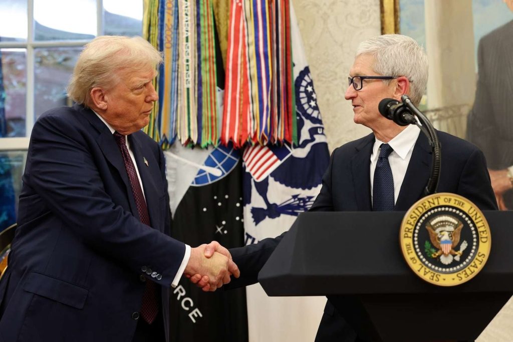 Tim Cook îmbrățișează dilema morală și strategică a Apple în fața politicii de imigrație din SUA Unul dintre cele mai puternice nume din tehnologie, CEO-ul Apple, Tim Cook, adoptă o poziție curajoasă față de recentele schimbări legislative din Statele Unite, într-un moment în care relația dintre business și politică devine tot mai fluidă