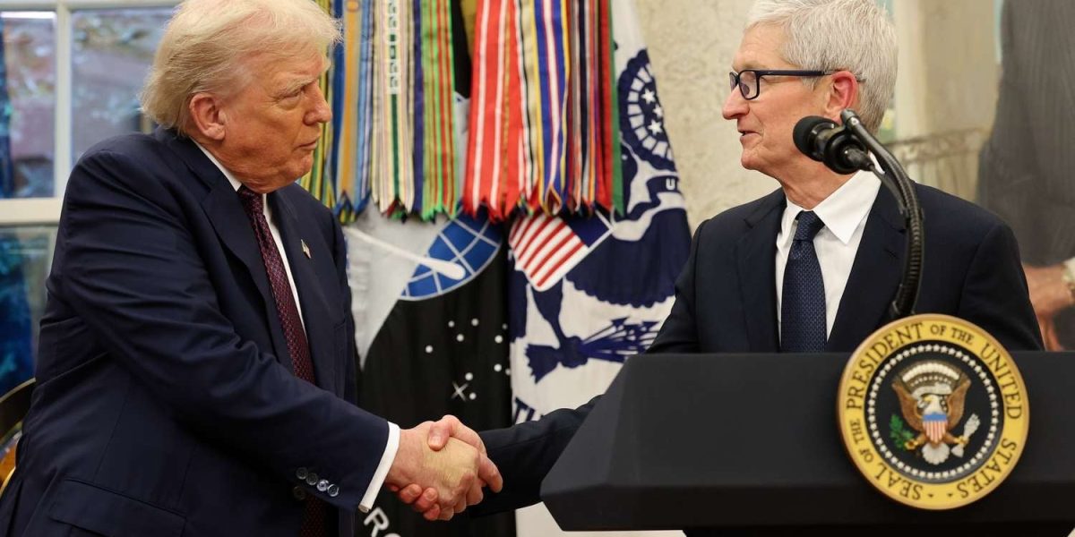 tim-cook-trump.jpg - JurnalUrban