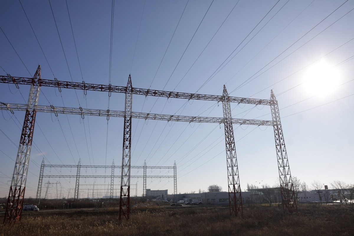 Transelectrica, compania de stat responsabilă cu gestionarea rețelei naționale de transport al energiei electrice, pregătește un nou pas strategic în asigurarea securității infrastructurii sale critice