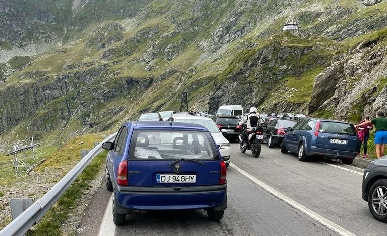 transfagarasan-masini-ambuteiaj.jpg - JurnalUrban
