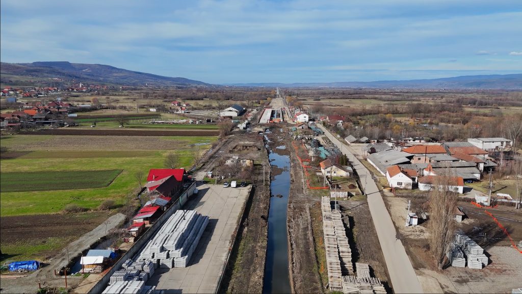 Constructia liniei ferate Cluj-Napoca – Oradea devine un exemplu de discrepanță izbitoare între realitate și raportările oficiale