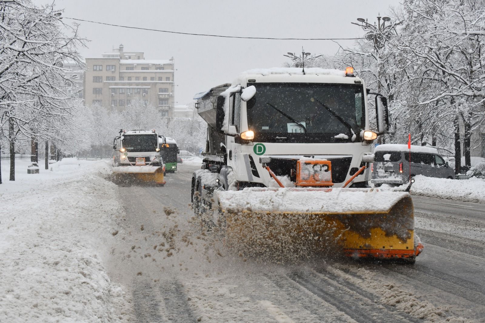 Primăvara a venit, însă iarna pare că nu vrea să plece complet din București, iar autoritățile se află în mijlocul unei anchete ce contestă modul în care s-au gestionat ultimele ninsori
