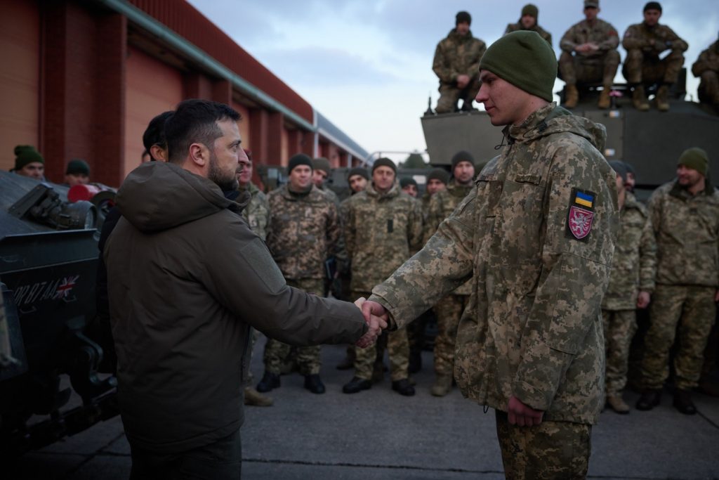 Regatul Unit va intensifica sprijinul pentru Kiev în eforturile sale de a rezista atacurilor aeriene rusești, anunțând un pachet de ajutor în valoare de aproximativ 500 de milioane de lire sterline (circa 575 de milioane de euro)