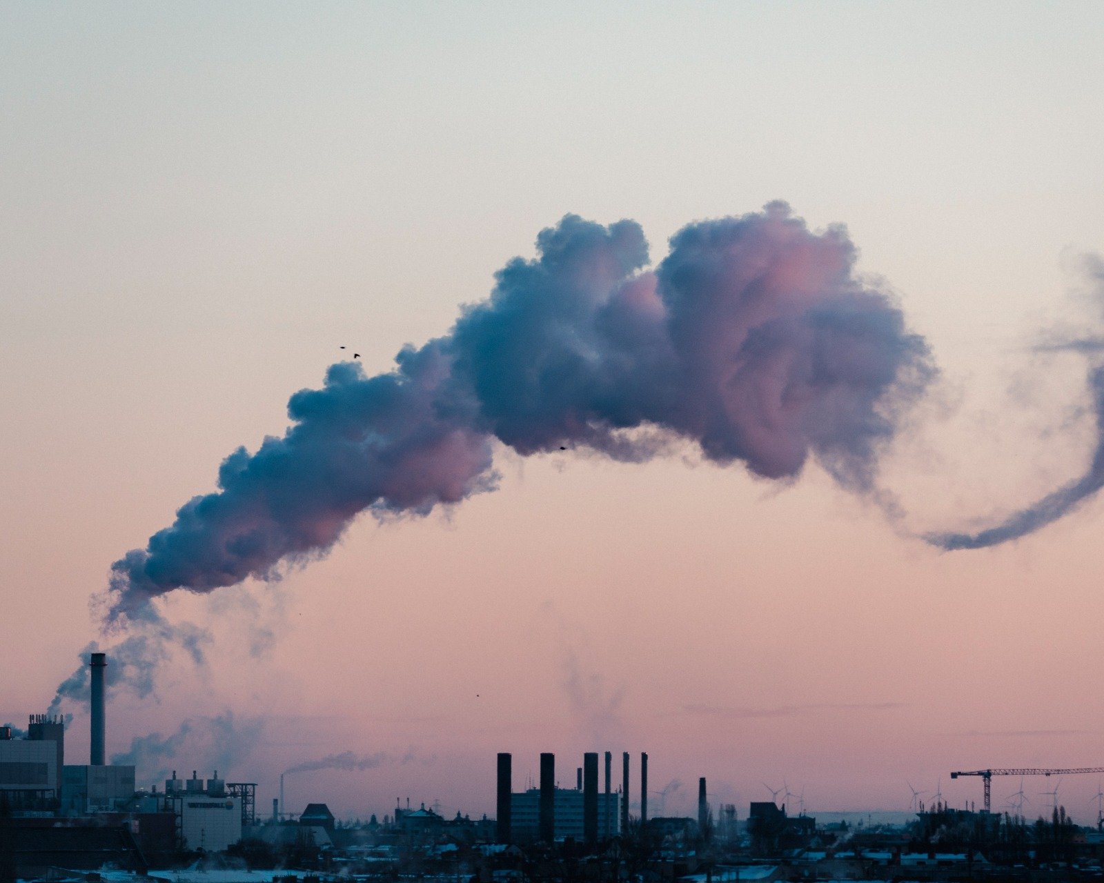 Un avans semnificativ în lupta împotriva schimbărilor climatice a fost făcut de oamenii de știință de la Universitatea Yale și Universitatea din Missouri, care au dezvoltat un nou catalizator ce poate transforma eficient dioxidul de carbon (CO₂) în compuși utili pentru energia curată