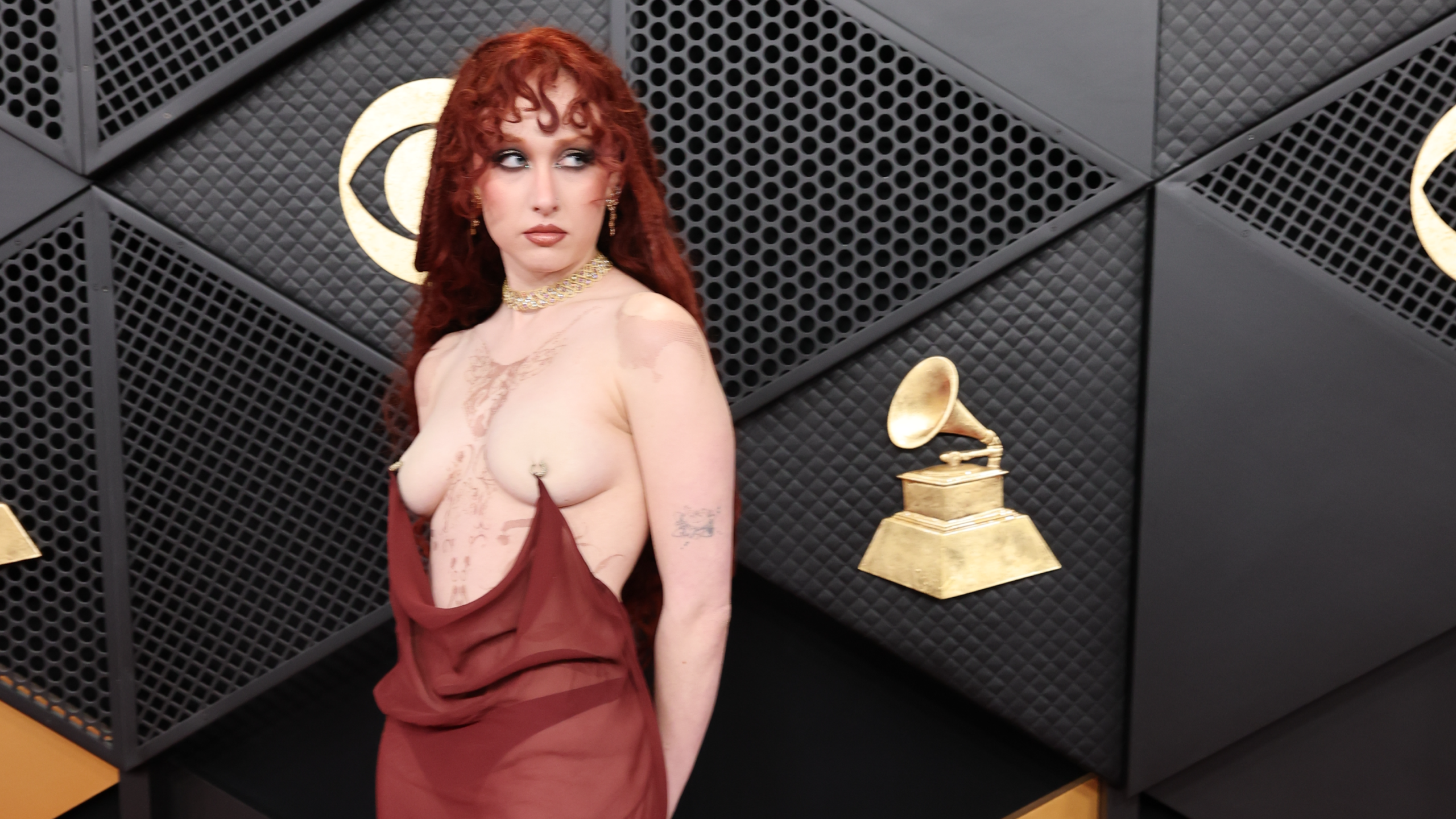 Chappell Roan impresionează în rochia nud Mugler la Premiile Grammy 2026