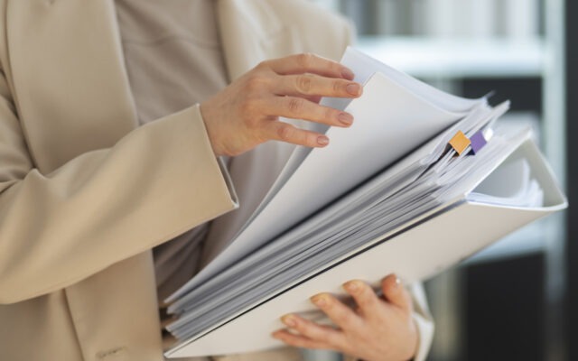 young-adult-organizing-documents-640x400-1.jpeg - JurnalUrban