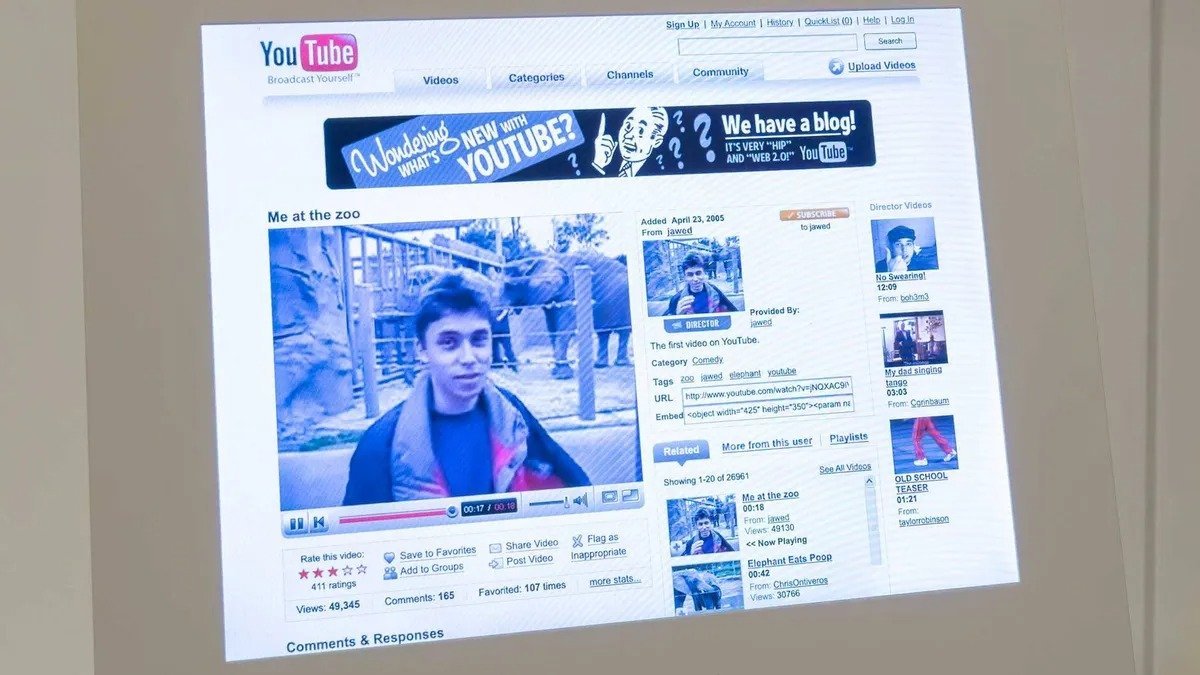 Primul clip încărcat pe YouTube, intitulat simplu „Me at the Zoo”, a trecut recent în marea galerie a patrimoniului cultural digital, fiind expus la Victoria and Albert Museum din Londra