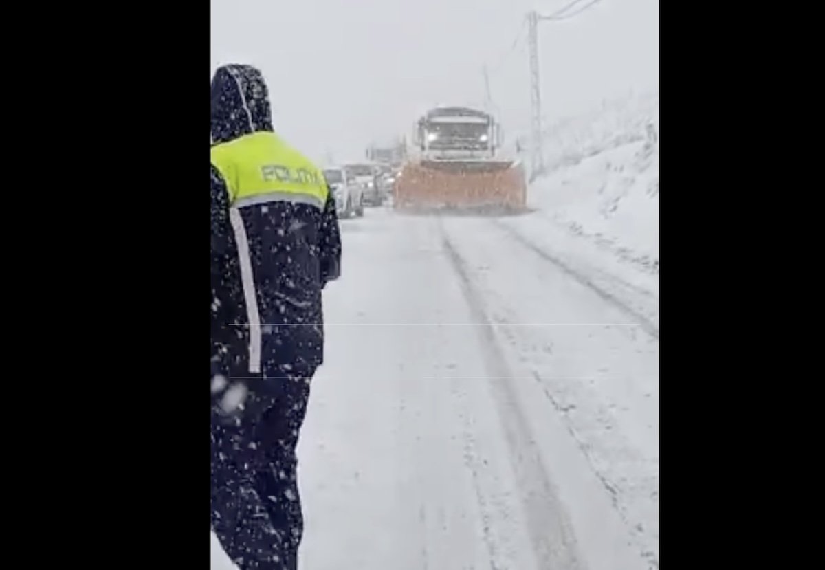 Pentru prima zi a săptămânii, traficul rutier pe principalele artere din țară se desfășoară în condiții de iarnă, complicând serios mobilitatea șoferilor și a traficului de marfă