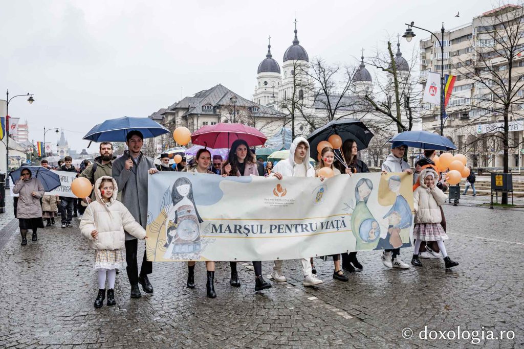 Marșul pentru Viață, ediția 2026, a atras mii de ieșeni pe străzile orașului Iași, 29 martie 2026 – Mii de persoane au participat duminică la Marșul pentru viață, eveniment organizat de Arhiepiscopia Iașilor, prin Departamentul Pro Vita din cadrul Sectorului de Misiune