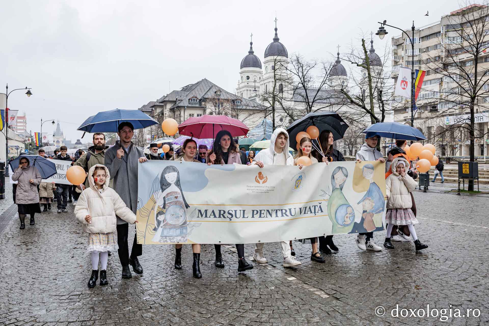 Marșul pentru Viață, ediția 2026, a atras mii de ieșeni pe străzile orașului Iași, 29 martie 2026 – Mii de persoane au participat duminică la Marșul pentru viață, eveniment organizat de Arhiepiscopia Iașilor, prin Departamentul Pro Vita din cadrul Sectorului de Misiune