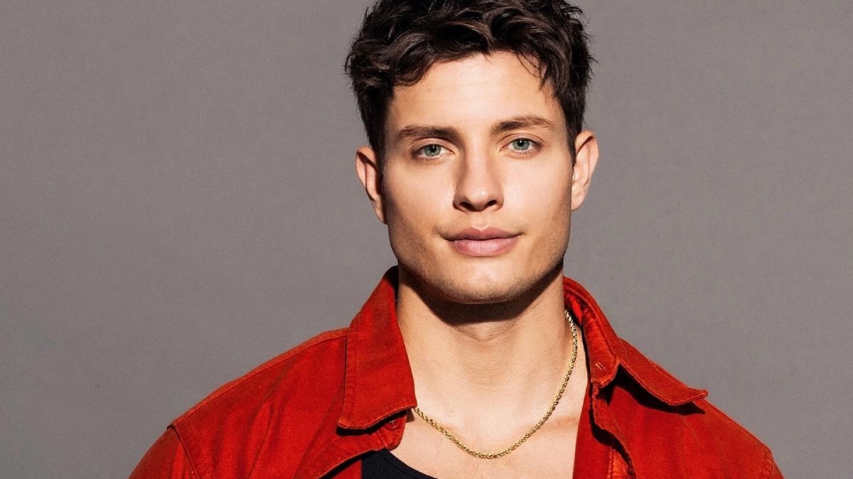 Comediantul Matt Rife răspunde zvonurilor despre operații estetice în memoriile sale București – Comediantul american Matt Rife, cunoscut pentru spectacolele sale de stand-up și prezența activă pe rețelele de socializare, a abordat în mod direct speculațiile legate de intervențiile estetice