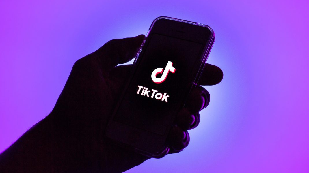 TikTok te spionează pe internet, chiar dacă nu folosești aplicația Platforma de socializare TikTok colectează date personale sensibile despre utilizatori, inclusiv informații despre diagnosticarea cancerului, probleme de fertilitate și stări de sănătate mintală, chiar și de la cei care nu folosesc aplicația