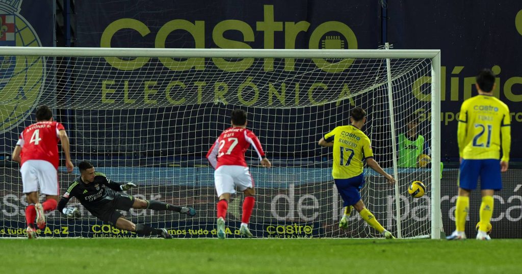 Benfica se impune dramatic în fața lui Arouca și egalează Sportingul în clasament Arouca a fost gazda unui meci tensionat sâmbătă, în Primeira Liga, unde Benfica a reușit să obțină o victorie importantă, scor 2-1