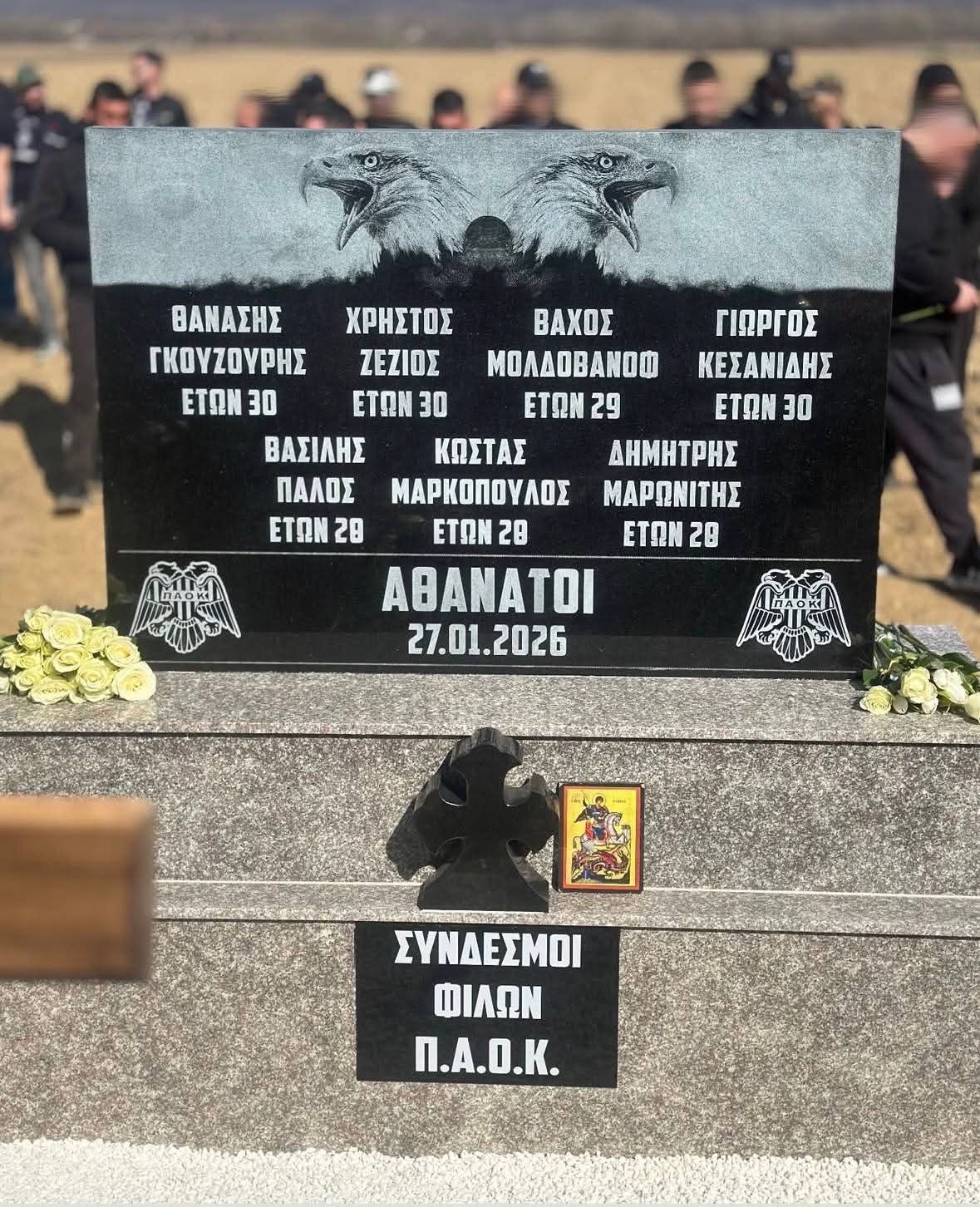 Suporteri greci și români, uniți în memoria tinerilor decedați într-un tragic accident Județul Timiș a fost, sâmbătă, martorul unui emoționant moment de solidaritate, când suporteri ai echipei PAOK Salonic și ai Politehnicii Timișoara s-au reunit pentru a comemora șapte tineri greci, victime ale unui accident rutier petrecut în luna ianuarie