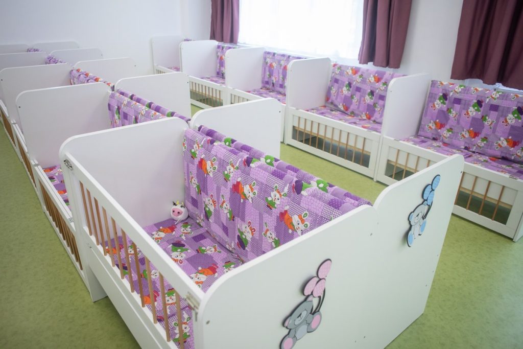 Creșa din Botoșani, închisă după ce mai mulți copii au ajuns la spital O creșă din municipiul Botoșani a fost închisă vineri, după ce mai mulți copii au prezentat simptome specifice unei toxiinfecții alimentare, fiind transportați la spital