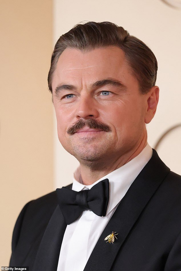 Leonardo DiCaprio, cu mustață și iubită pe covorul roșu al Oscarurilor Lumea filmului a comentat, duminică seara, apariția lui Leonardo DiCaprio la ceremonia Oscarurilor cu o schimbare vizibilă de look: o mustață proaspăt „adoptată”