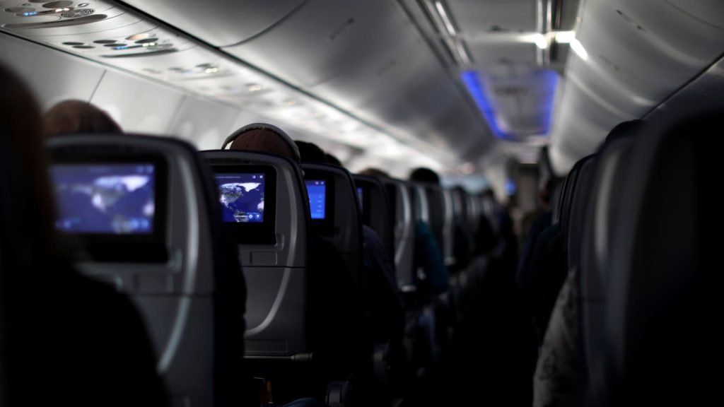 Delta Air Lines se aliază cu Amazon pentru internet de mare viteză în avioane Delta Air Lines va oferi internet de mare viteză pasagerilor săi prin intermediul unei colaborări cu Amazon
