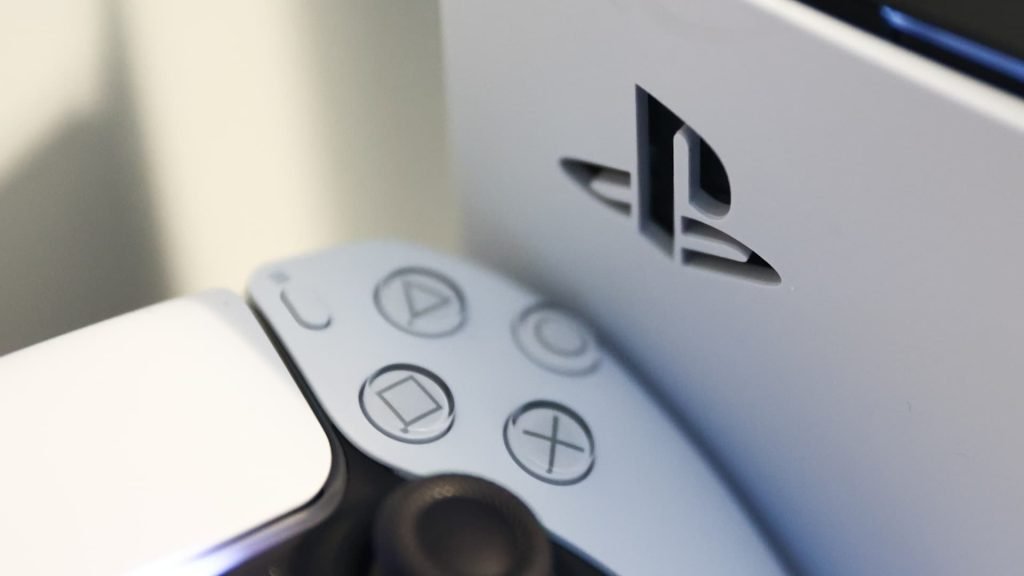Sony PlayStation 5: Prețurile cresc din nou, afectând jucătorii din întreaga lume București – Fanii jocurilor video vor trebui să scoată mai mulți bani din buzunar pentru a-și achiziționa o consolă PlayStation 5