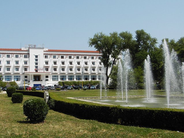 Hotelul Rex din Mamaia, simbol al trecutului, intră din nou la licitație Hotelul Rex din Mamaia, o emblemă a litoralului românesc cu o istorie de peste opt decenii, își caută un nou proprietar