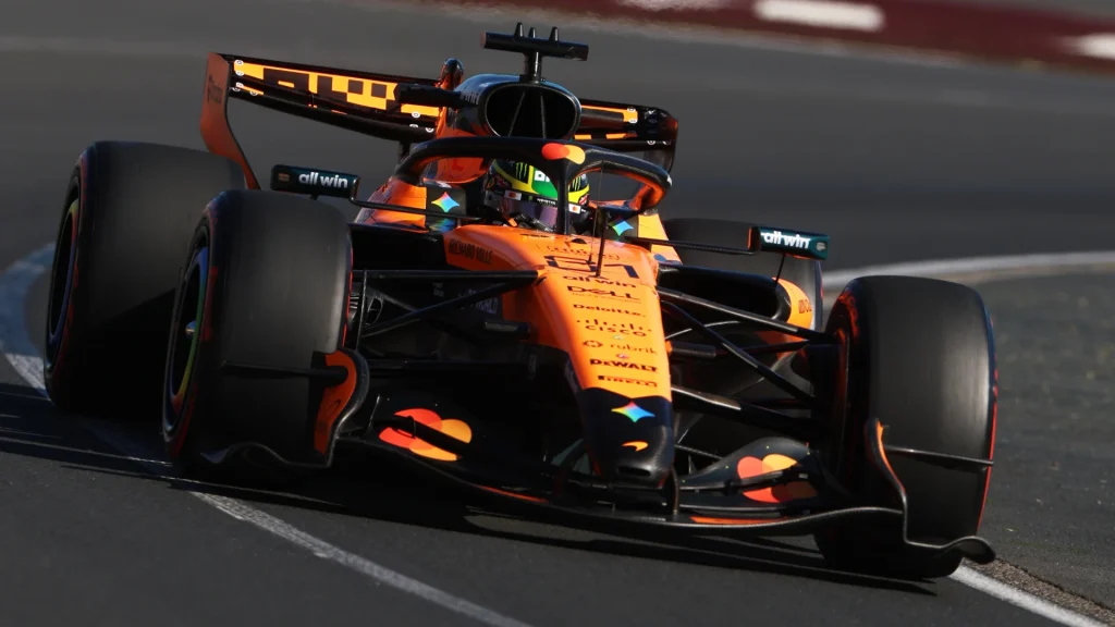 Piastri domină prima zi de antrenamente în Australia, Mercedes la pândă Oscar Piastri, pilotul McLaren, a încheiat prima zi de antrenamente pentru Marele Premiu al Australiei pe prima poziție, stabilind un timp de referință cu care a depășit ambii piloți Mercedes, Kimi Antonelli și George Russell