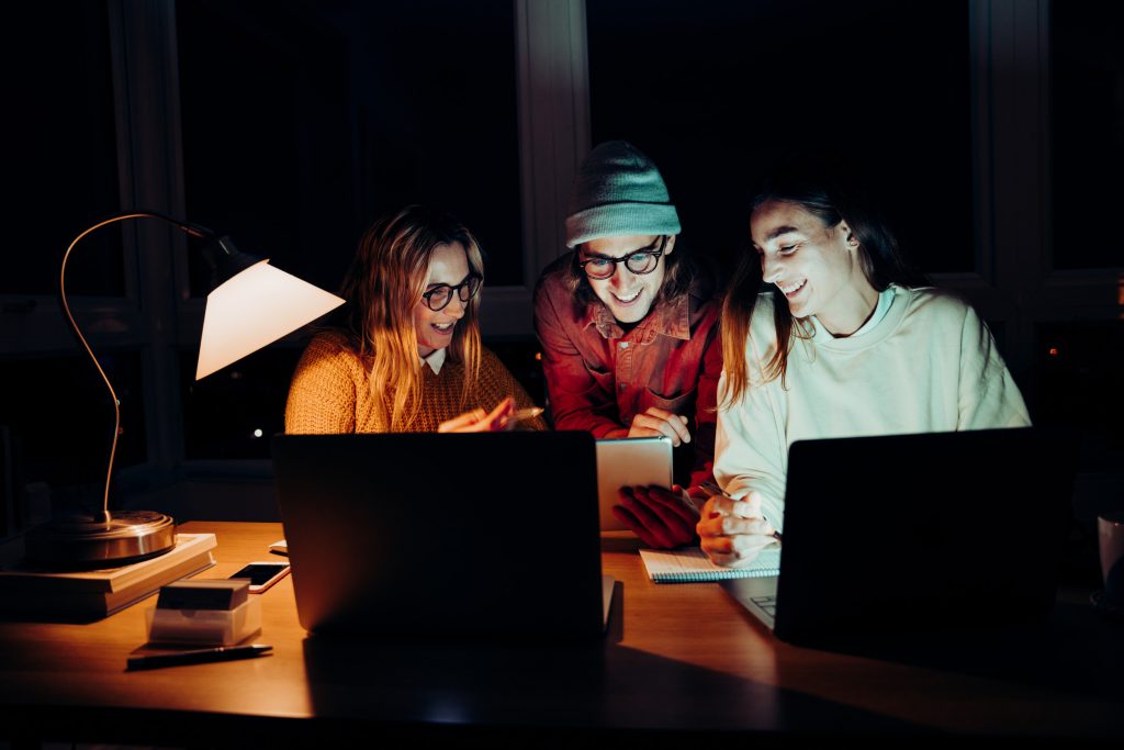 „Admin Night”: O Nouă Tendință în Rândul Generației Z din România O nouă practică socială, denumită „Admin Night”, câștigă teren în rândul tinerilor corporatiști din România, în special în rândul generației Z