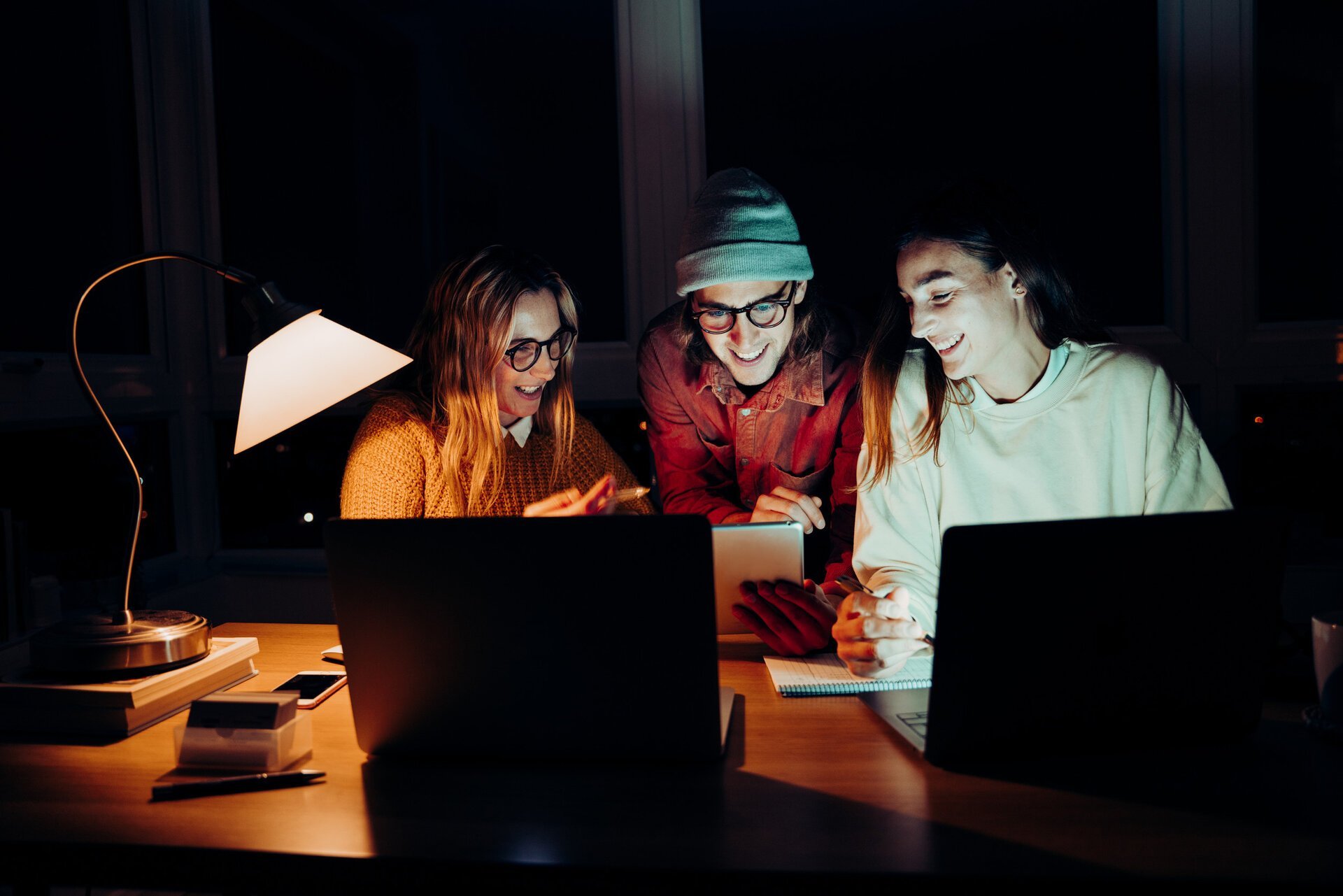 „Admin Night”: O Nouă Tendință în Rândul Generației Z din România O nouă practică socială, denumită „Admin Night”, câștigă teren în rândul tinerilor corporatiști din România, în special în rândul generației Z