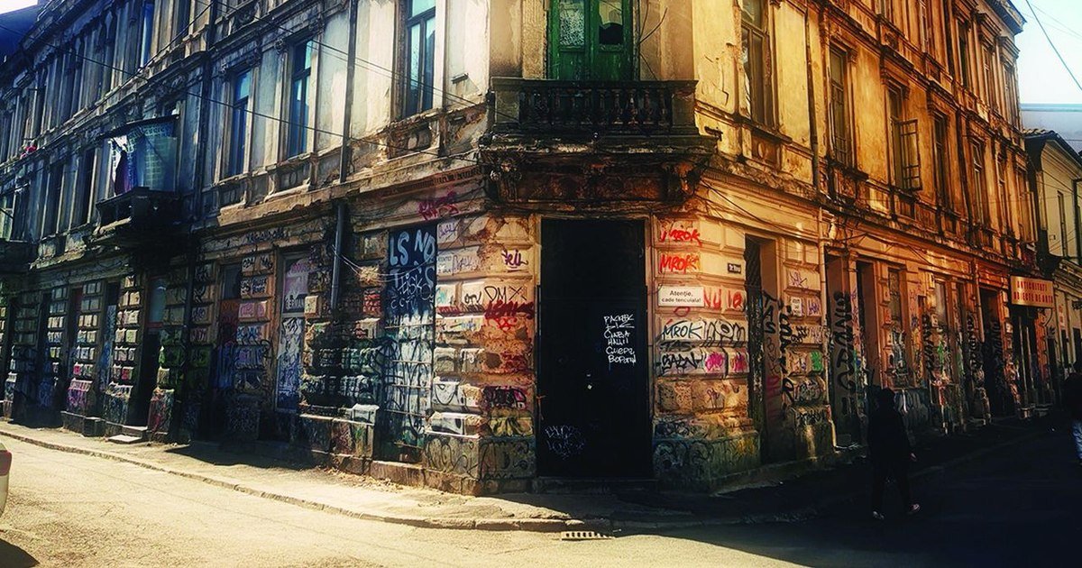 Fostul Hotel Kiriazi din București, martor al istoriei și loc de întâlnire al lui Eminescu, scos la vânzare pentru 3 milioane de euro În inima Centrul Vechi din București, clădirea fostului Hotel Kiriazi, unde își petrecea timpul și poetul Mihai Eminescu, își caută un nou proprietar