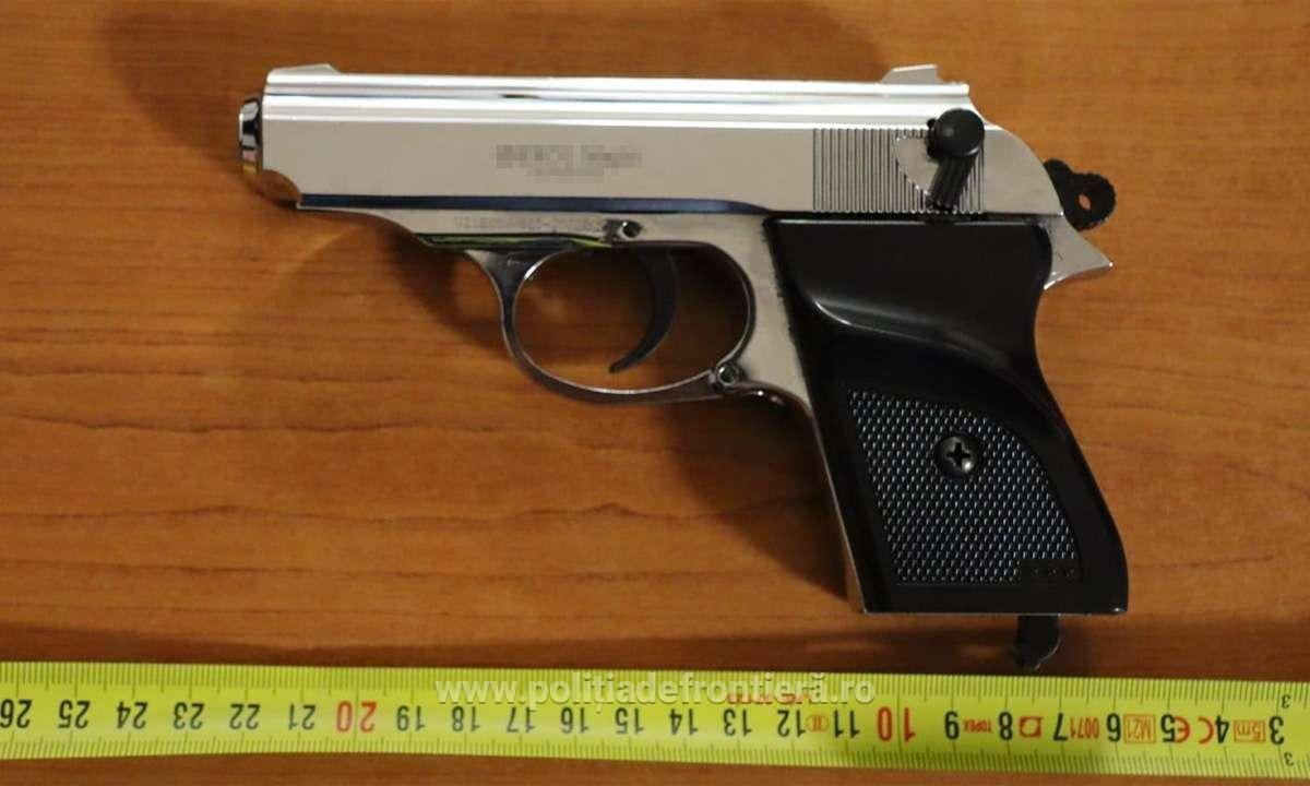 Pistol cu gaz, descoperit la granița cu Bulgaria: Un cetățean bulgar, cercetat penal Un cetățean bulgar a fost depistat de polițiștii de frontieră giurgiuveni având asupra sa un pistol cu gaz și un încărcător, fără a deține documente legale