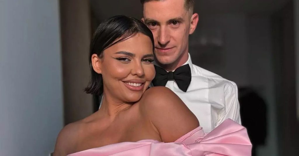 Andreea Popescu, fosta dansatoare a Deliei, divorțează de Rareș Cojoc Andreea Popescu, cunoscută publicului ca fosta dansatoare a Deliei Matache, a anunțat oficial divorțul de Rareș Cojoc, tatăl celor trei copii ai săi