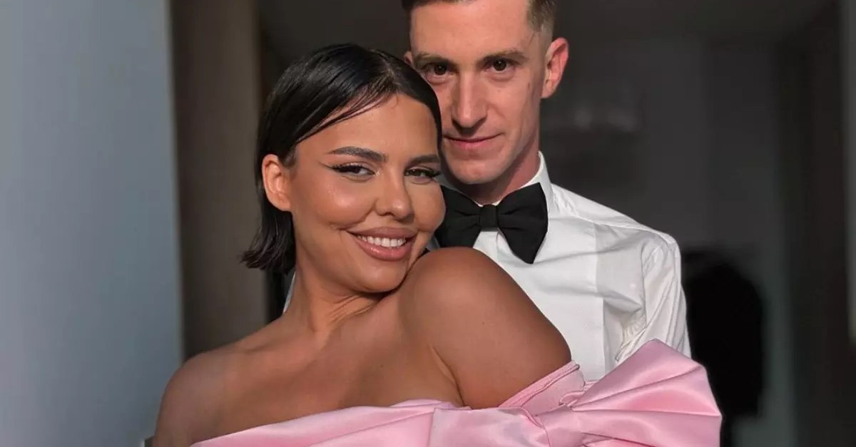 Andreea Popescu, fosta dansatoare a Deliei, divorțează de Rareș Cojoc Andreea Popescu, cunoscută publicului ca fosta dansatoare a Deliei Matache, a anunțat oficial divorțul de Rareș Cojoc, tatăl celor trei copii ai săi