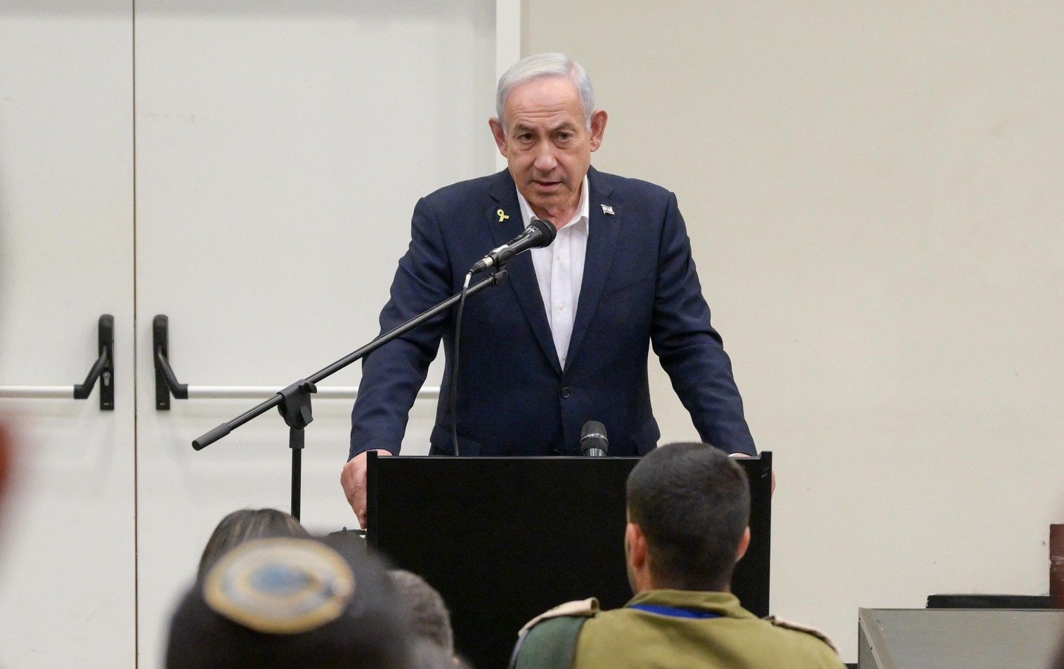 Netanyahu ironizează zvonurile despre moartea sa, într-un videoclip postat pe rețelele de socializare Premierul israelian Benjamin Netanyahu a reacționat cu umor la zvonurile privind decesul său, care au circulat intens pe rețelele de socializare