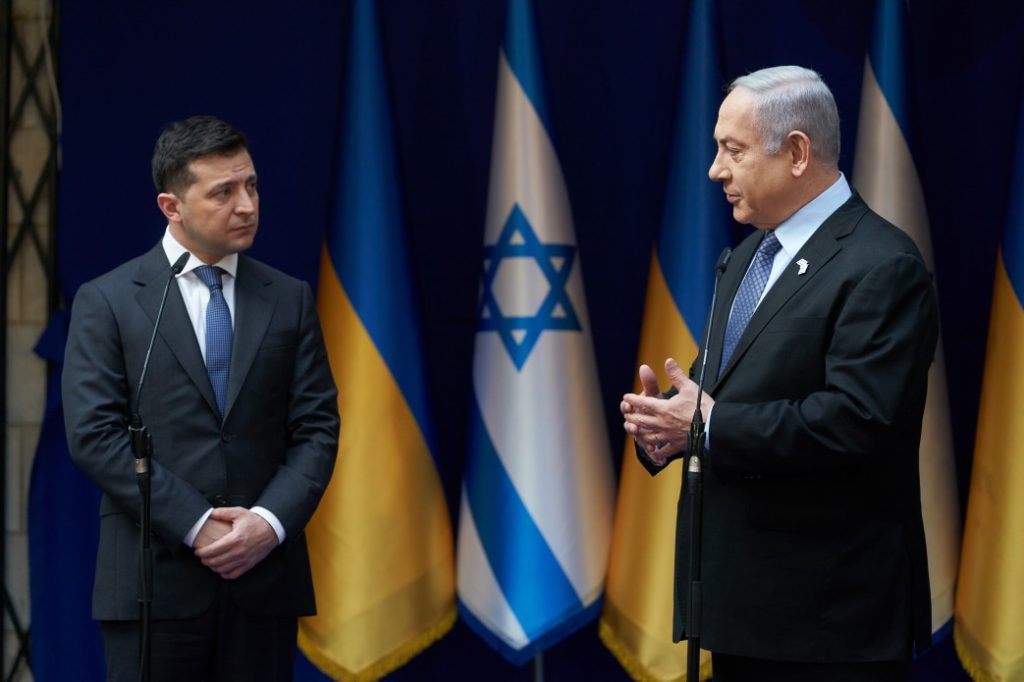 Zelenski, gata să discute cu Netanyahu despre contracararea dronelor iraniene Președintele ucrainean Volodimir Zelenski a confirmat că este pregătit să discute cu premierul israelian Benjamin Netanyahu despre modalitățile prin care Kievul a interceptat dronele iraniene