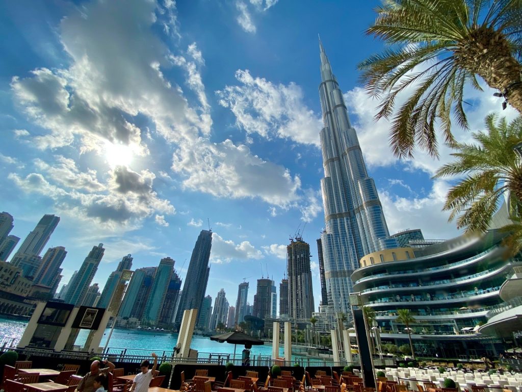 Consilier de rang înalt din Emiratele Arabe Unite: Atacurile Iranului vor apropia statele din Golf de Israel și SUA Un consilier de rang înalt al președintelui Emiratelor Arabe Unite anticipează o consolidare a legăturilor dintre Israel și statele din Golf, ca urmare a posibilelor atacuri din partea Iranului