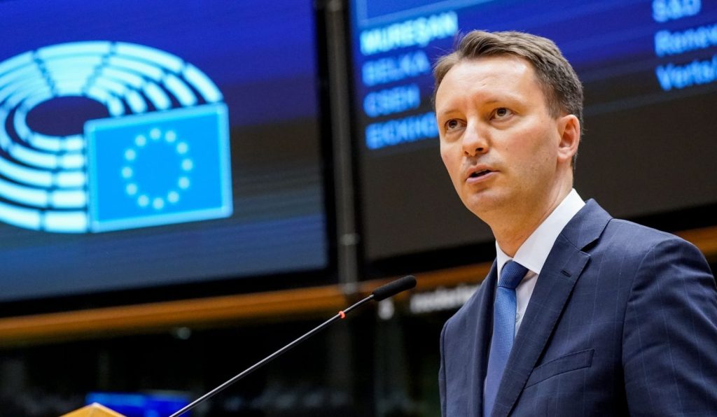Miza politică a voturilor din Parlament: PSD, prins între loialități Europarlamentarul Siegfried Mureșan aduce acuzații grave la adresa Partidului Social Democrat (PSD), sugerând o posibilă încălcare a acordurilor de coaliție și o apropiere de Partidul Alternativa pentru Demnitate Națională (AUR)