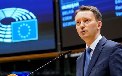 Miza politică a voturilor din Parlament: PSD, prins între loialități Europarlamentarul Siegfried Mureșan aduce acuzații grave la adresa Partidului Social Democrat (PSD), sugerând o posibilă încălcare a acordurilor de coaliție și o apropiere de Partidul Alternativa pentru Demnitate Națională (AUR)