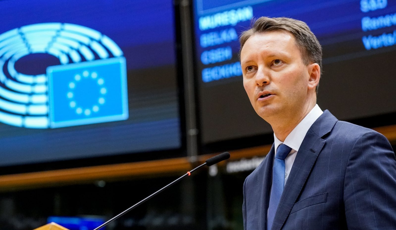 Miza politică a voturilor din Parlament: PSD, prins între loialități Europarlamentarul Siegfried Mureșan aduce acuzații grave la adresa Partidului Social Democrat (PSD), sugerând o posibilă încălcare a acordurilor de coaliție și o apropiere de Partidul Alternativa pentru Demnitate Națională (AUR)