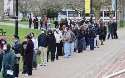 Meningită în uk: Studenții, la coadă pentru vaccinare