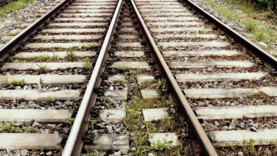 Femeie decedată după ce a fost lovită de tren în Bistrița; dosar penal pentru ucidere din culpă O femeie în vârstă de 58 de ani și-a pierdut viața joi dimineață, după ce a fost lovită de un tren în municipiul Bistrița