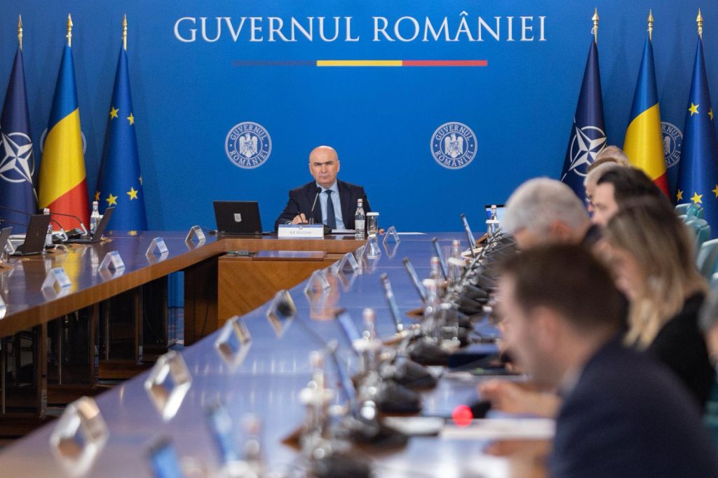 Bolojan discută măsuri pentru prețurile carburanților: Soluțiile, așteptate la începutul săptămânii viitoare Premierul Ilie Bolojan a convocat o ședință vineri, la care au participat miniștrii Finanțelor și Energiei, precum și reprezentanți ai altor instituții