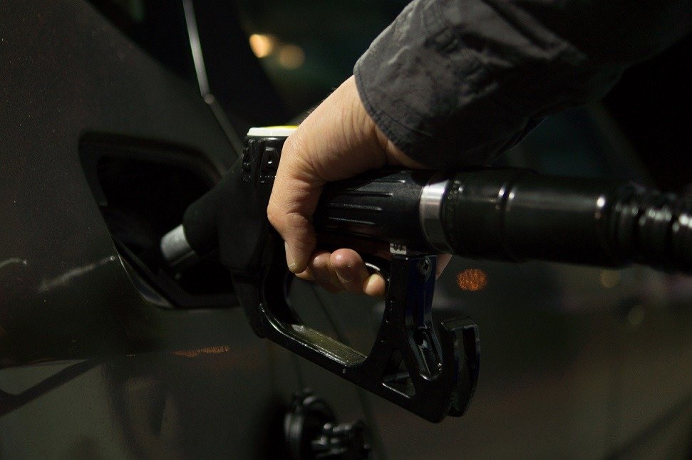 Măsurile Guvernamentale: Un Pansament pentru Prețurile la Carburanți? Ministrul Energiei, Bogdan Ivan, a anunțat că măsurile pregătite de Guvern pentru limitarea prețurilor la carburanți vor avea un impact, dar nu vor putea compensa în totalitate efectele perturbărilor de pe piața mondială, generate de conflictul din Orientul Mijlociu