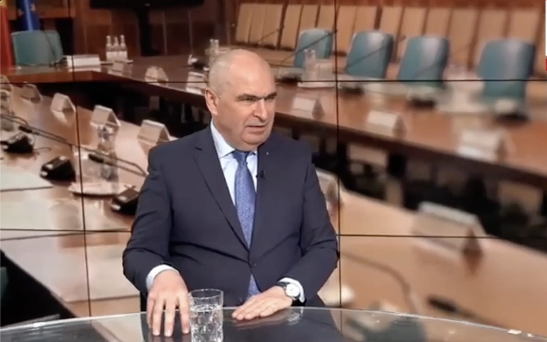 Bolojan comentează posibila colaborare PNL-AUR Premierul Ilie Bolojan a abordat marți seara, în cadrul unui interviu la EuroNews, speculațiile privind o posibilă colaborare între liberali și AUR pentru a asigura o majoritate parlamentară