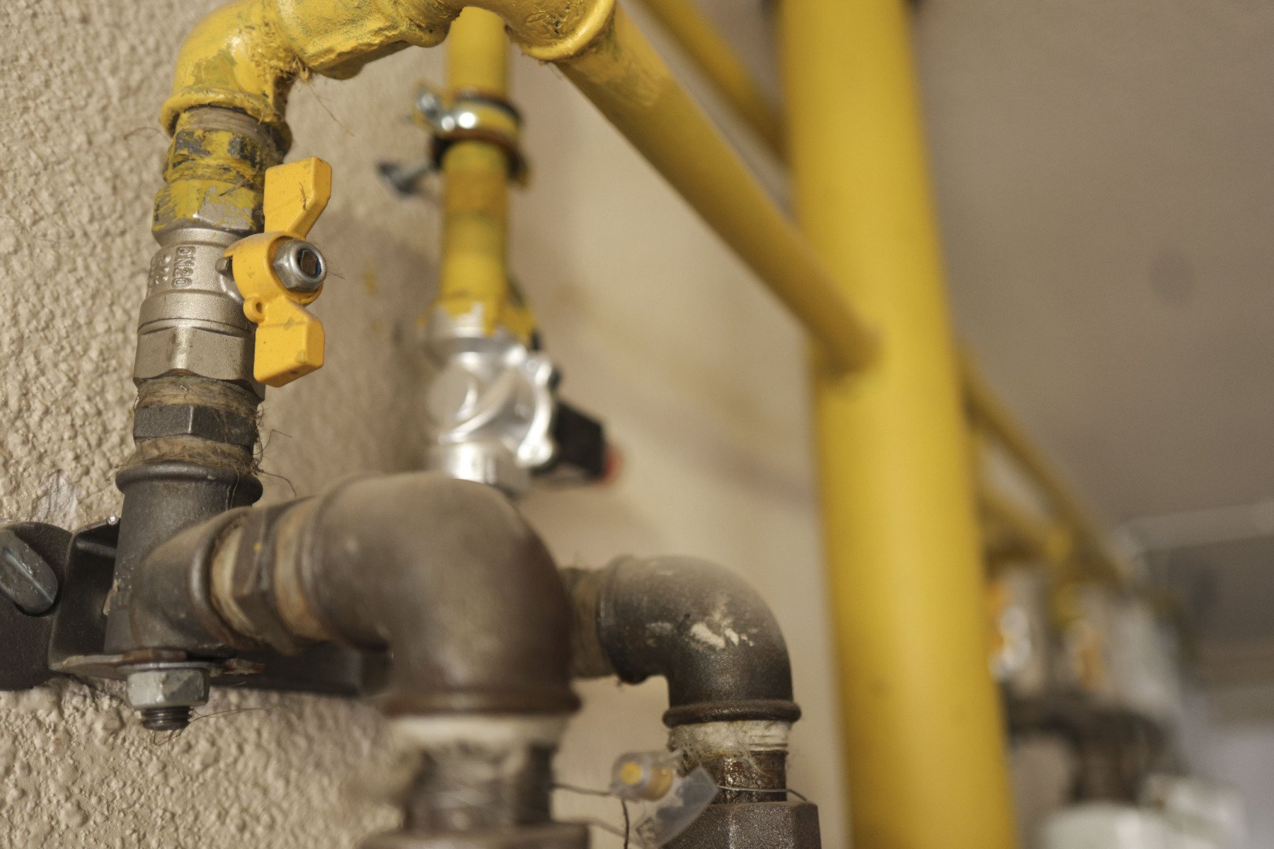 Detectoare de fum și gaze gratuite pentru persoanele vulnerabile din Vâlcea Un program național de prevenire a incendiilor și a intoxicațiilor cu monoxid de carbon va oferi detectoare de fum și gaze gratuite locuitorilor vulnerabili din 15 localități ale județului Vâlcea