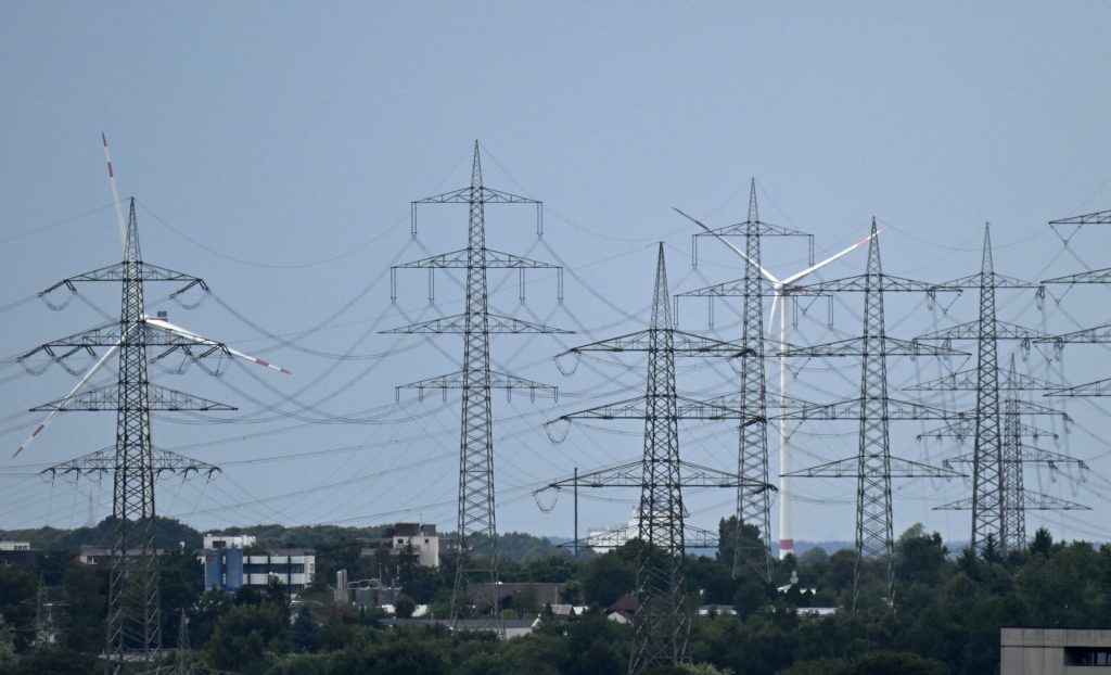 APCE: Declarațiile premierului Bolojan confirmă blocajul sectorului energetic Asociația prosumatorilor și a comunităților de energie (APCE) acuză, într-un comunicat de presă emis vineri, blocaje deliberate în sectorul energetic românesc