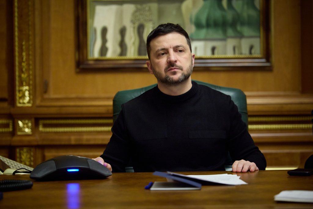 Kievul negociază acorduri cu țări din Orientul Mijlociu pentru motorină Președintele ucrainean Volodimir Zelenski a anunțat vineri că guvernul său se află în negocieri cu state din Orientul Mijlociu pentru importul de motorină