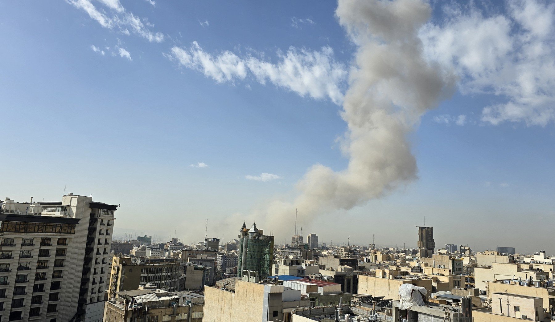 Atac la Teheran: Biroul Al Araby, avariat în urma exploziilor Postul de televiziune Al Araby, cu sediul în Qatar, a condamnat, duminică, atacul care a vizat biroul său din Teheran