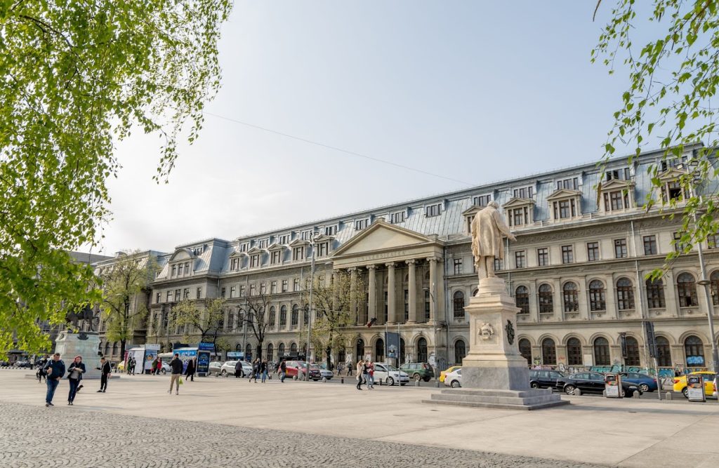 Profesorii Universității București protestează față de schimbarea criteriilor de funcționare a programelor de studiu Un grup de profesori de la Universitatea din București a inițiat un memoriu de protest, adresat conducerii universității, în care contestă modificările aduse criteriilor de funcționare a programelor de studiu