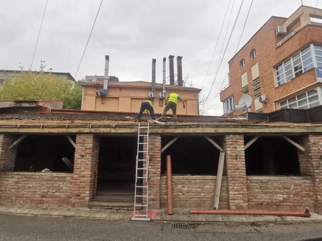 Autorizațiile de construire pentru locuințe, în scădere la începutul anului Numărul autorizațiilor de construire eliberate pentru clădiri rezidențiale a cunoscut o scădere de 8,4% în primele două luni ale acestui an, comparativ cu aceeași perioadă a anului trecut