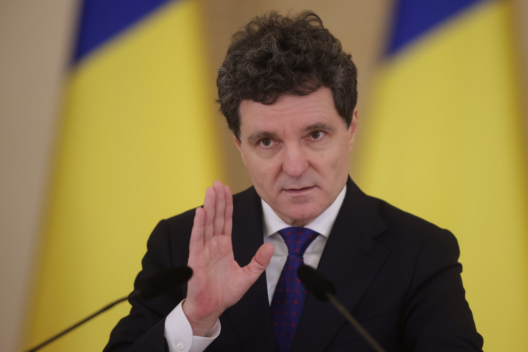 Nicușor Dan își exprimă optimismul cu privire la stabilitatea majorității parlamentare Primarul general al Capitalei, Nicușor Dan, a declarat vineri, la Bruxelles, că își dorește ca actuala majoritate parlamentară să își continue activitatea „mult timp de acum înainte”